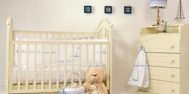 Neutrale Gestaltungsideen für ein Babyzimmer in Weiß