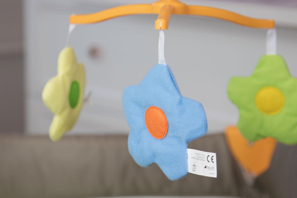 Erfahrungsbericht: Hauck Babycenter Bear Baby Reisebett im Test: Mobile mit Blumen