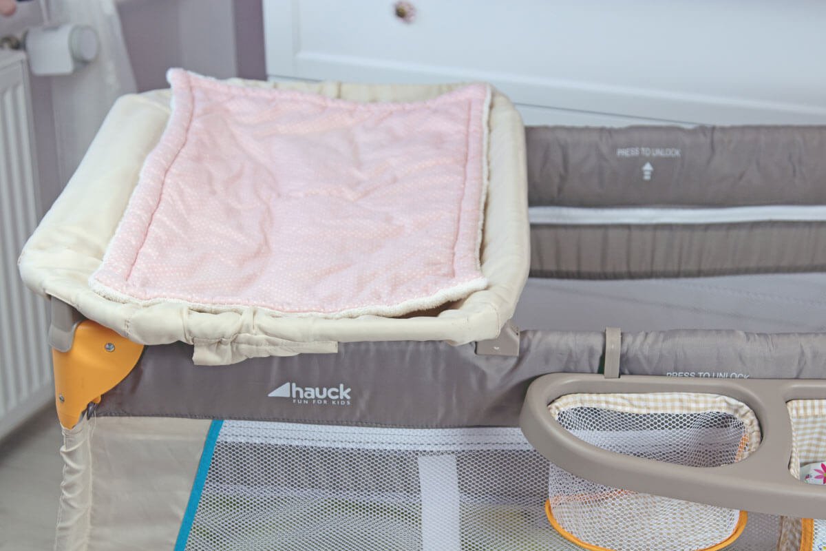 Erfahrungsbericht: Hauck Babycenter Bear Baby Reisebett im Test: Die Wickelauflage