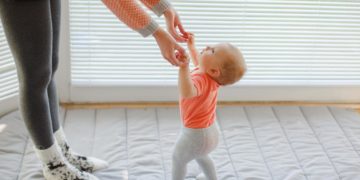 Die Aufsteh- und Hinfall Phase bei unserem süßen Baby