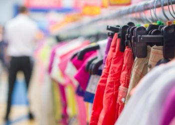 Wie werde ich am Besten die Anziehsachen vom Baby wieder los?