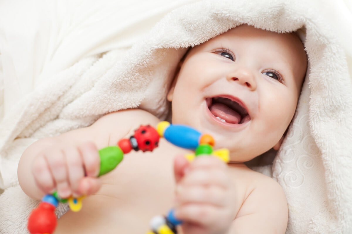 Baby am zahnen: Ein Beißring kann oft dabei helfen Baby am zahnen: Ein Beißring kann oft dabei helfen