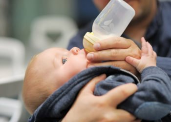 Babys Liebling: Die Milchflasche – auch mit über einem Jahr