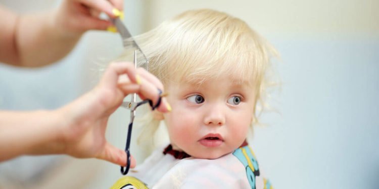 Der erste Haarschnitt von unserem Baby beim Friseur