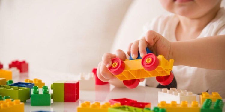 Ein Mädchen, welches lieber mit Autos, Bagger und Fußball spielt