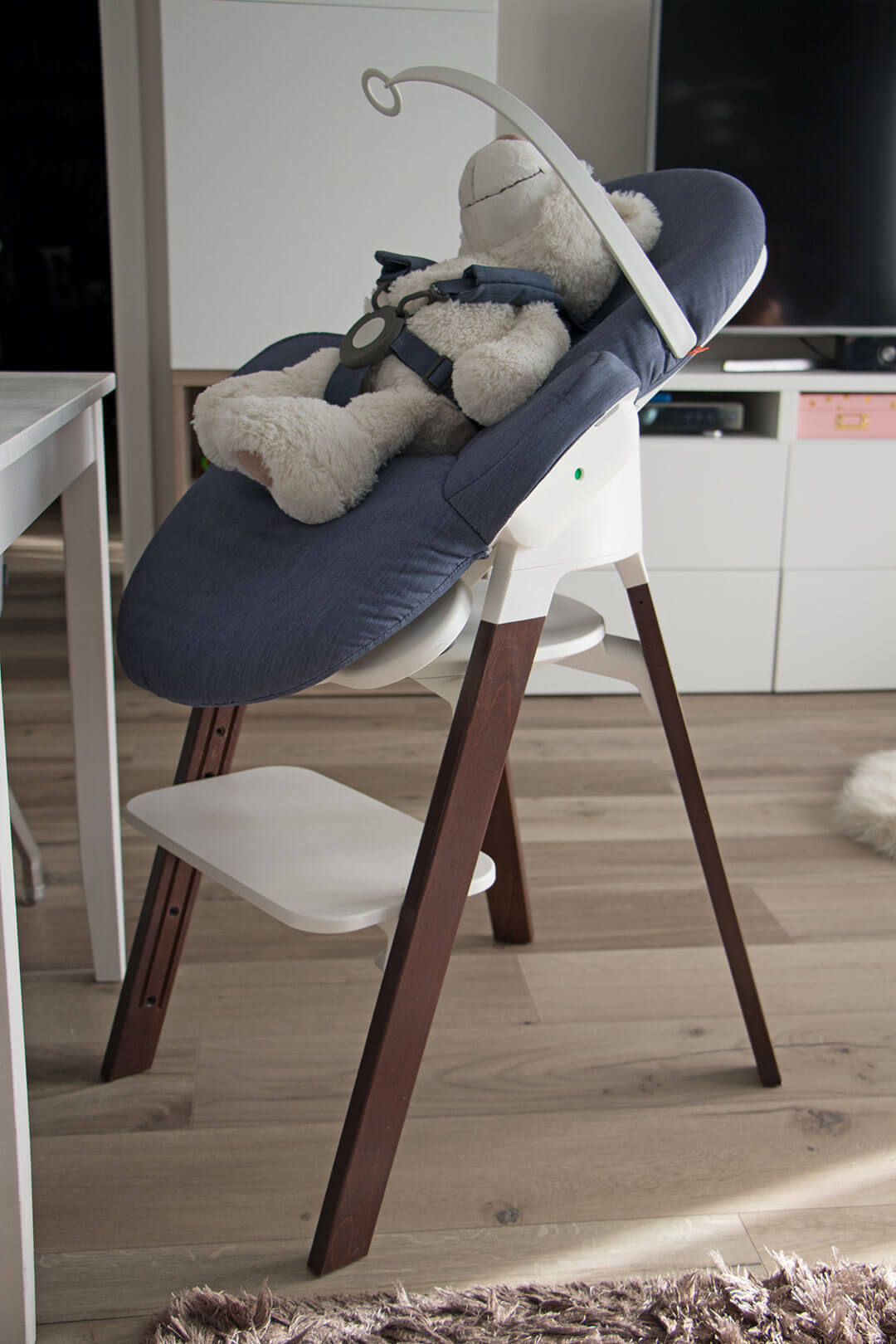 Stokke Steps Babywippe zusammen mit dem STOKKE Steps Hochstuhl