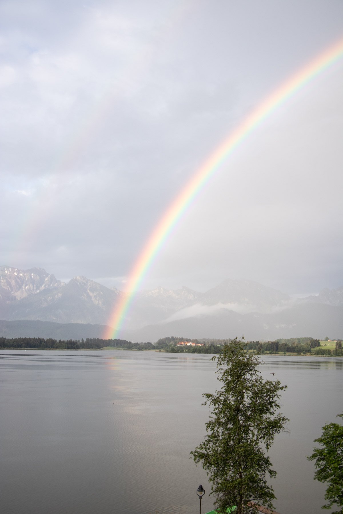 Regenbogen über einen See