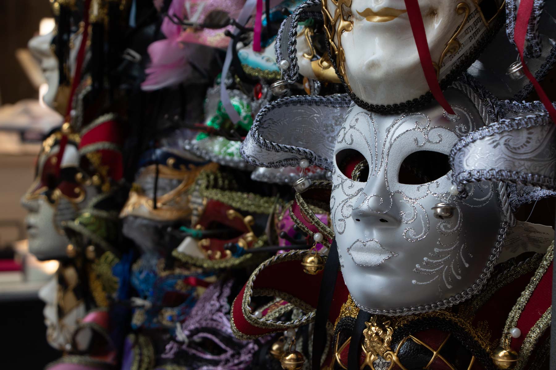Masken bei einem Händler in Venedig