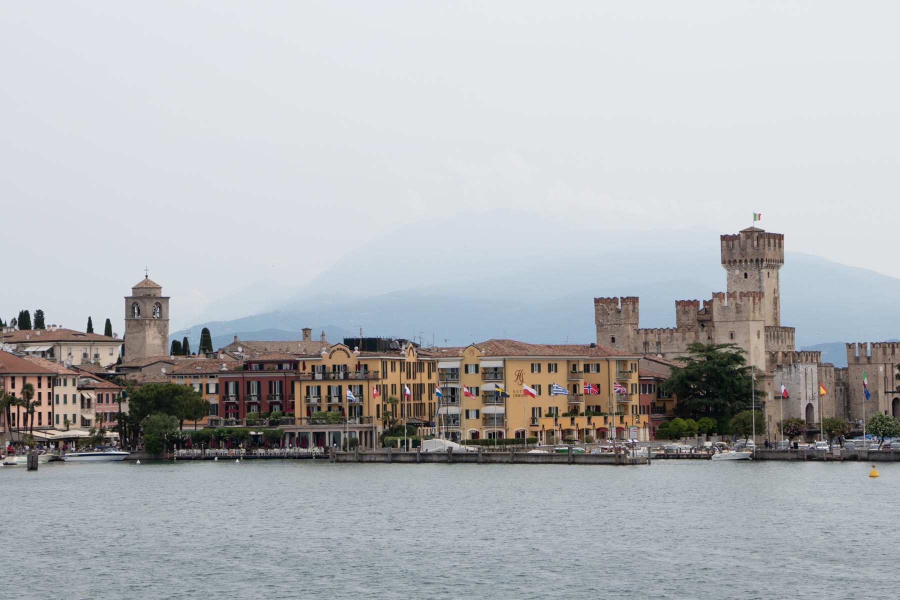 Blick vom Wasser auf Desenzano del Garda