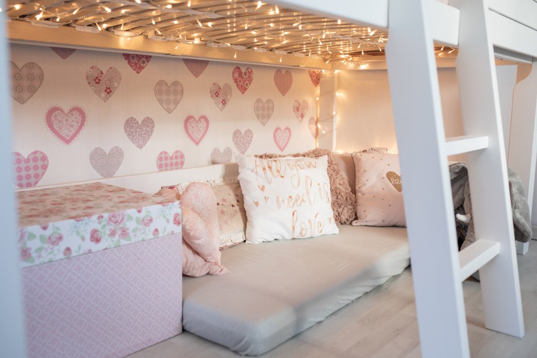 Kuschelecke unter dem Mini Hochbett Silversparkle von Lifetime Kidsrooms