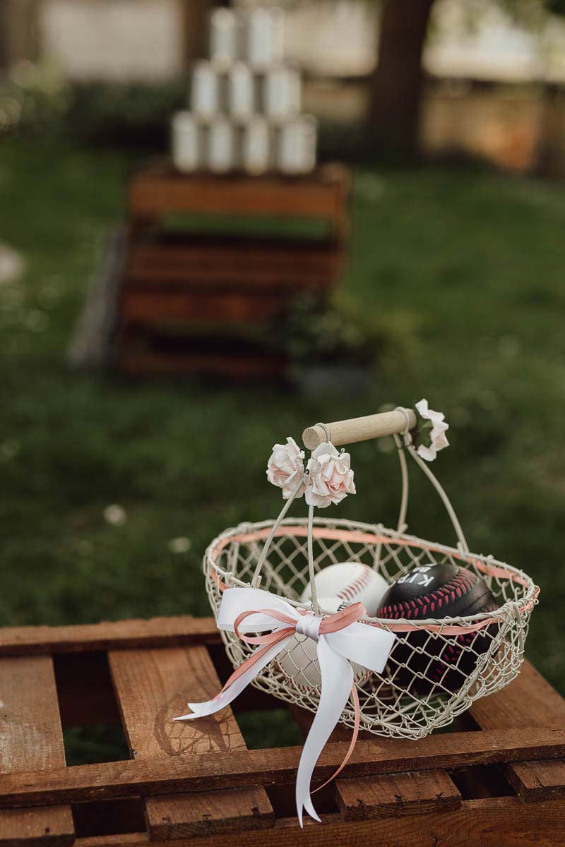 Ideen für einen DIY Outdoor Kindergeburtstag: Dosen werfen