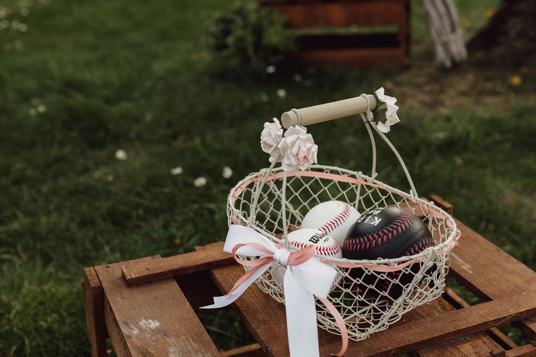 Ideen für einen DIY Outdoor Kindergeburtstag: Dosen werfen