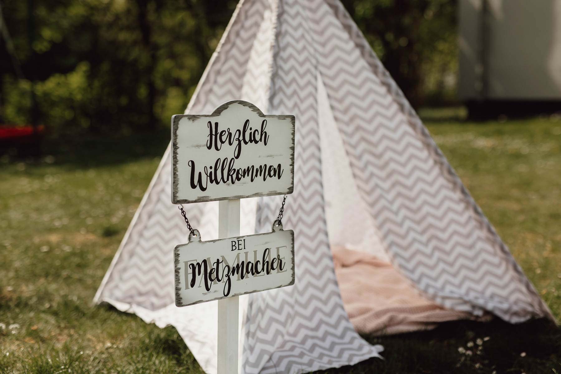 Ideen für einen DIY Outdoor Kindergeburtstag: Willkommensschild zur Deko