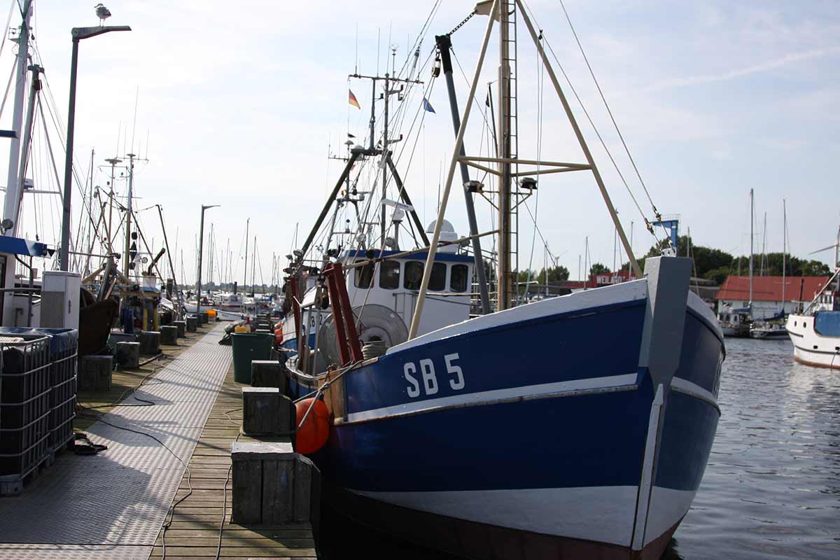 Schiff im Hafen von Burgstaaken