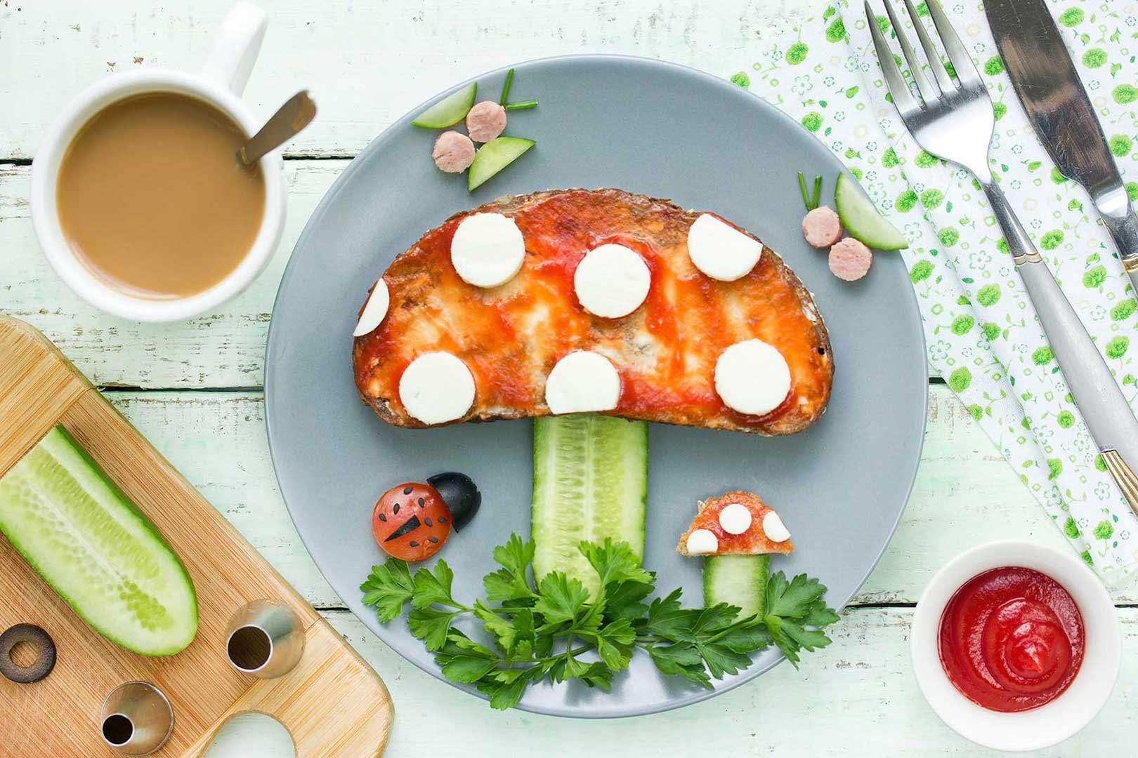 Brot mit Ketchup und Mozzarella als Fliegenpilz