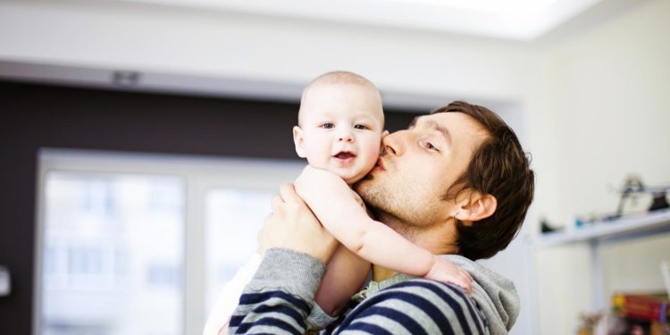 Warum Väter unbedingt länger Elternzeit nehmen sollten