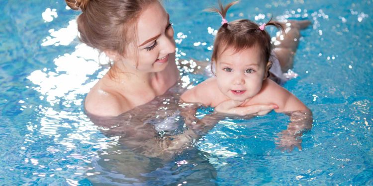 Babyschwimmen: mit dem 5 Monate alten Baby ab ins Wasser