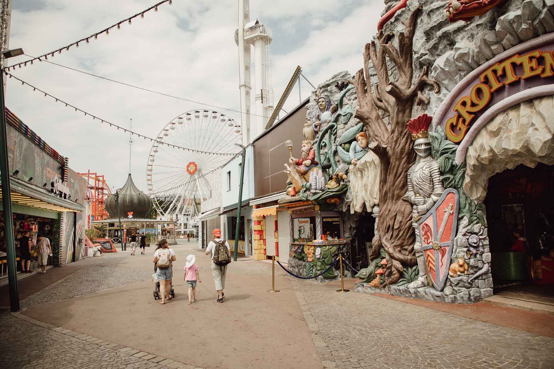 Verschiedene Fahrgeschäfte im Wiener Prater