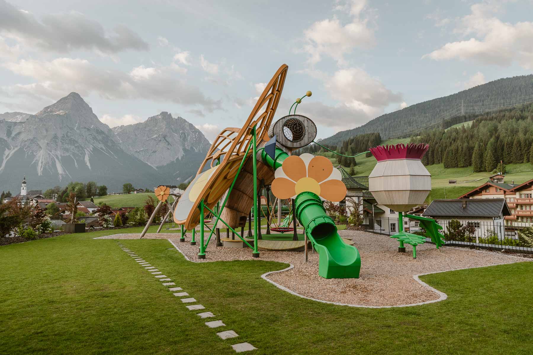 Bienen-Spielplatz im Kinderhotel Familux Alpenrose in Lermoos
