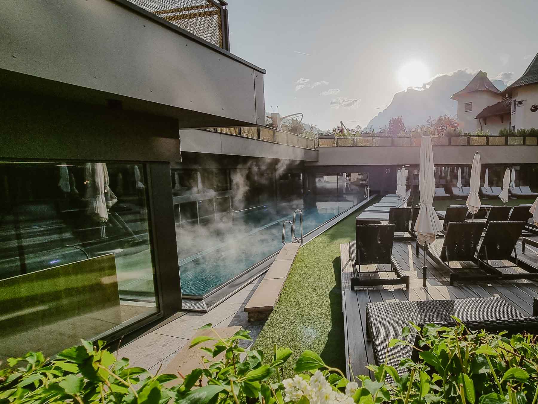 Freibad Outdoor Pool im Hotel Alpenrose in Lermoos
