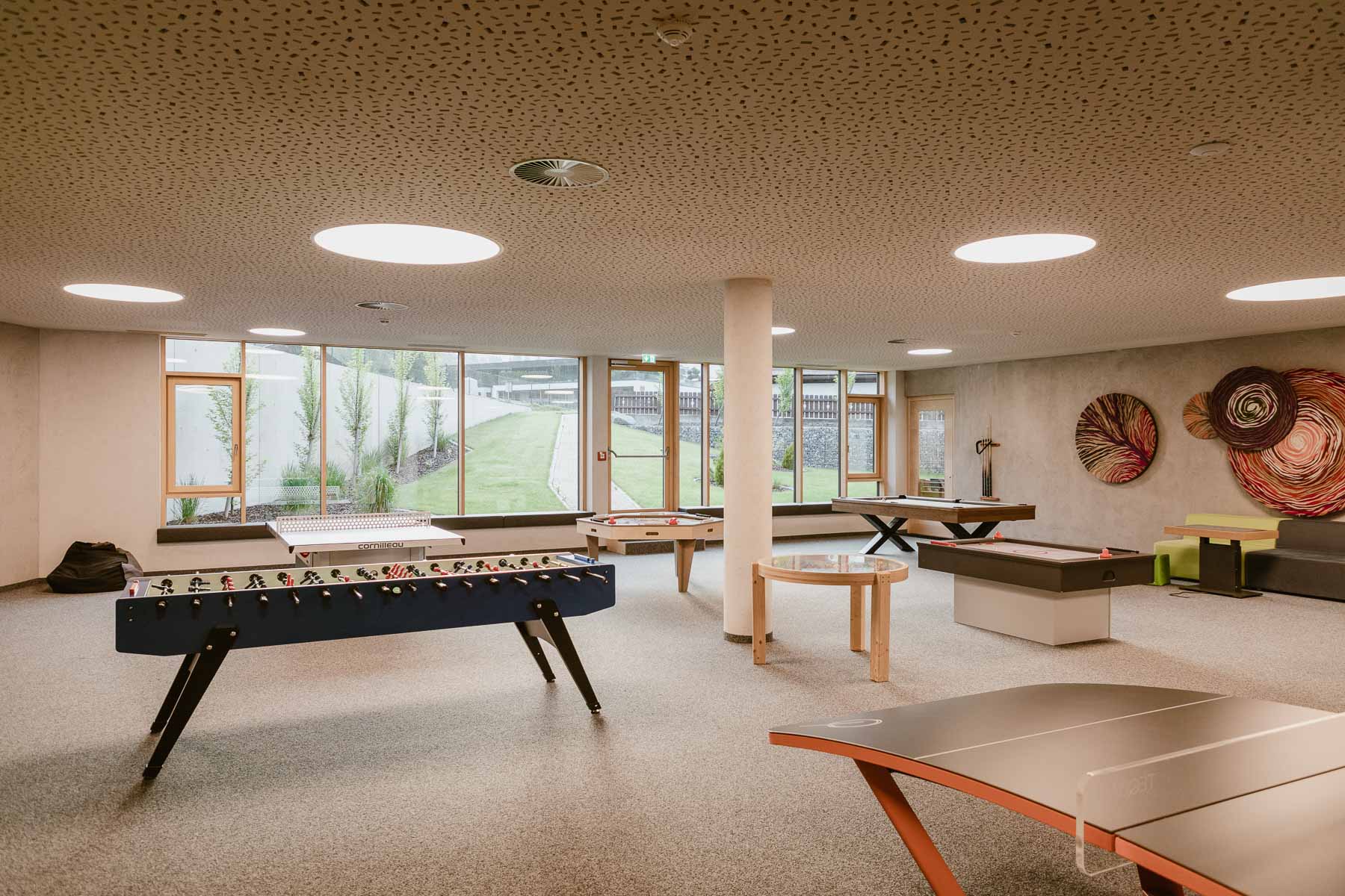Spielbereich mit verschiedenen Spielen im Hotel Alpenrose in Lermoos
