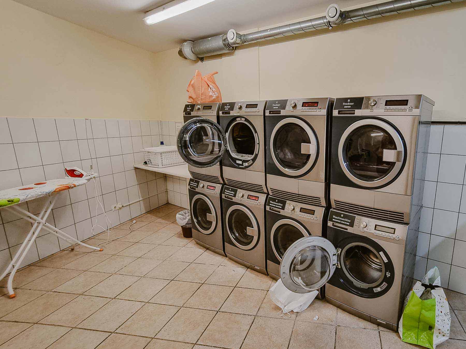 Waschmaschinen und Trockner im Hotel Alpenrose in Lermoos