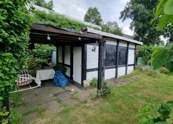 Abriss des alten Gartenhauses im Kleingarten