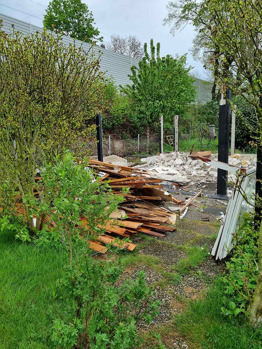 Abriss des alten Gartenhauses im Kleingarten