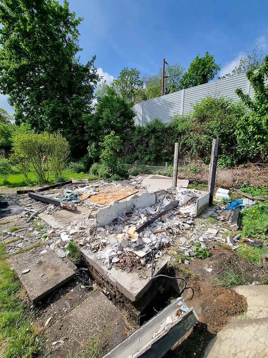 Altes Gartenhaus fast vollständig abgerissen